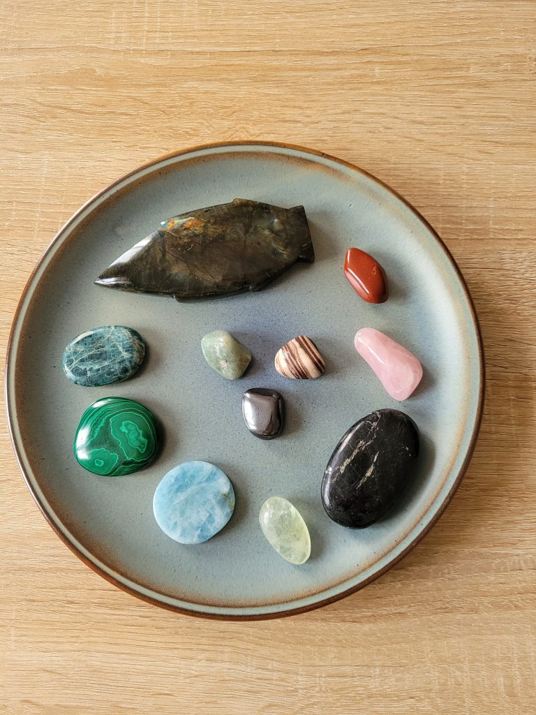 En savoir plus sur la purification des pierres et minéraux